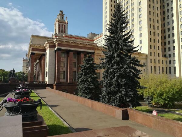 Вид на внутренний дворик МГУ со стилобата высотки Вид на внутренний дворик МГУ со стилобата высотки