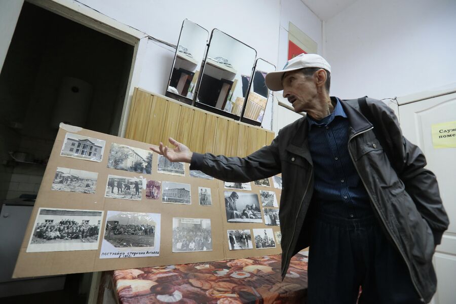 Валерий Головчинер показывает фотографии советских лет Валерий Головчинер показывает фотографии советских лет