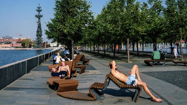 Люди на улице Москвы Люди на улице Москвы