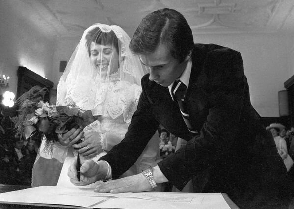 Советские фигуристы Ирина Роднина (слева) и Александр Зайцев (справа) в день бракосочетания. Советские фигуристы Ирина Роднина (слева) и Александр Зайцев (справа) в день бракосочетания.