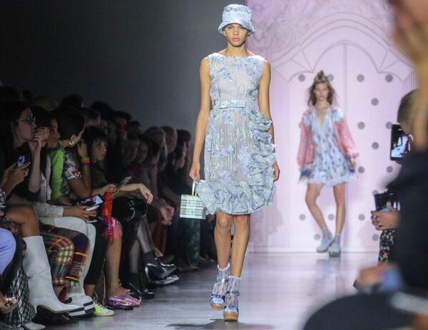 Модель на показе Anna Sui на Неделе моды в Нью-Йорке Модель на показе Anna Sui на Неделе моды в Нью-Йорке