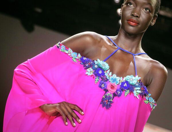 Модель на показе Badgley Mischka на Неделе моды в Нью-Йорке Модель на показе Badgley Mischka на Неделе моды в Нью-Йорке