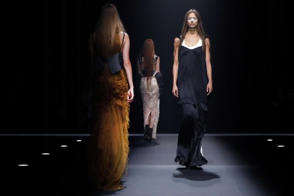 Модель на показе Vera Wang на Неделе моды в Нью-Йорке Модель на показе Vera Wang на Неделе моды в Нью-Йорке