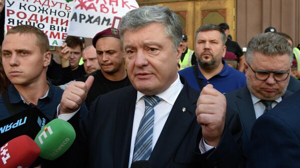 Бывший президент Украины Петр Порошенко около здания Государственного бюро расследований Украины Бывший президент Украины Петр Порошенко около здания Государственного бюро расследований Украины