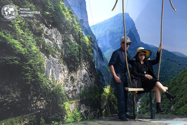 Гости IV фестиваля Русского географического общества фотографируются в парке Зарядье в Москве Гости IV фестиваля Русского географического общества фотографируются в парке Зарядье в Москве