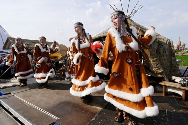 Девушки в национальных костюмах на IV фестивале Русского географического общества в парке Зарядье в Москве Девушки в национальных костюмах на IV фестивале Русского географического общества в парке Зарядье в Москве