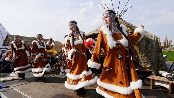 Девушки в национальных костюмах на IV фестивале Русского географического общества в парке Зарядье в Москве Девушки в национальных костюмах на IV фестивале Русского географического общества в парке Зарядье в Москве