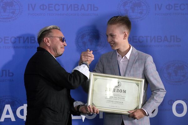 Рок-музыкант Гарик Сукачёв и победитель в номинации Лучший гид до 18 лет Степан Симонов на церемонии награждения победителей Всероссийского конкурса Лучший гид России и V фотоконкурса РГО Самая красивая страна Рок-музыкант Гарик Сукачёв и победитель в номинации Лучший гид до 18 лет Степан Симонов на церемонии награждения победителей Всероссийского конкурса Лучший гид России и V фотоконкурса РГО Самая красивая страна