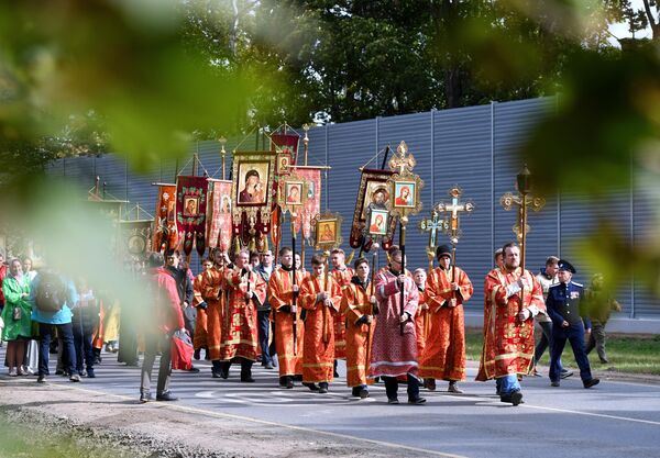 Участники VIII Елисаветинского крестного хода во время переправы через Москву-реку из села Ильинское в село Усово в Московской области Участники VIII Елисаветинского крестного хода во время переправы через Москву-реку из села Ильинское в село Усово в Московской области