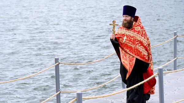 Священнослужитель во время VIII Елизаветинского крестного хода из села Ильинское в село Усово в Московской области Священнослужитель во время VIII Елизаветинского крестного хода из села Ильинское в село Усово в Московской области