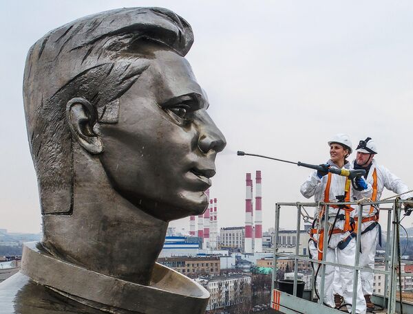 Мойка памятников в Москве после зимнего сезона Мойка памятников в Москве после зимнего сезона