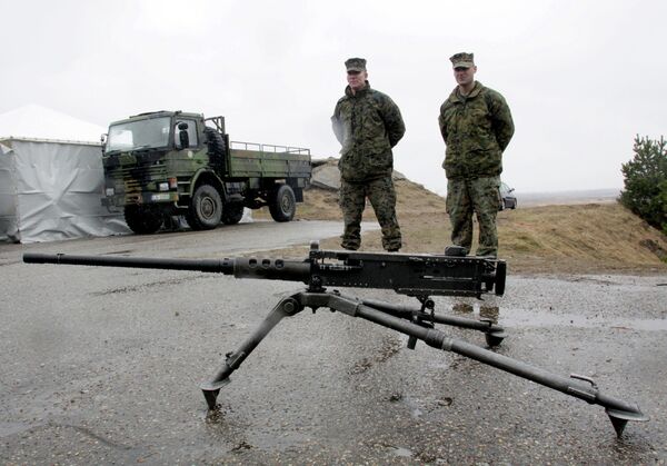 Военнослужащие блока НАТО возле пулемета Браунинг М-2 Военнослужащие блока НАТО возле пулемета Браунинг М-2