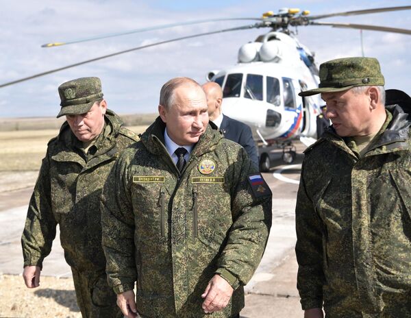 Президент РФ Владимир Путин, министр обороны РФ Сергей Шойгу и первый заместитель министра обороны РФ Валерий Герасимов на полигоне Донгуз Президент РФ Владимир Путин, министр обороны РФ Сергей Шойгу и первый заместитель министра обороны РФ Валерий Герасимов на полигоне Донгуз