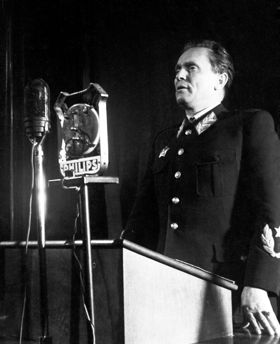 Маршал Иосип Броз Тито во время выступления на I Конгрессе объединенного союза антифашистской молодежи Сербии Маршал Иосип Броз Тито во время выступления на I Конгрессе объединенного союза антифашистской молодежи Сербии