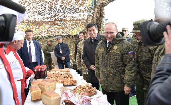 Президент РФ Владимир Путин и президент Киргизии Сооронбай Жээнбеков на полигоне Донгуз, где проходит основной этап стратегического командно-штабного учения Центр-2019 Президент РФ Владимир Путин и президент Киргизии Сооронбай Жээнбеков на полигоне Донгуз, где проходит основной этап стратегического командно-штабного учения Центр-2019