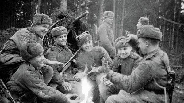 Солдаты греются у костра в лесу. 2-й Прибалтийский фронт Солдаты греются у костра в лесу. 2-й Прибалтийский фронт