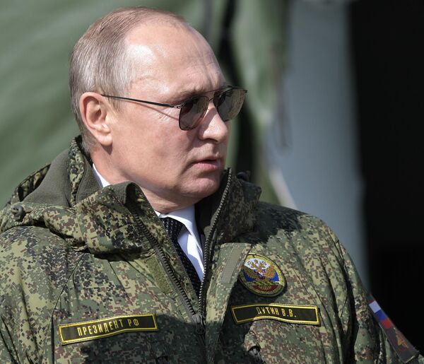 Президент РФ Владимир Путин на полигоне Донгуз, где проходит основной этап стратегического командно-штабного учения Центр-2019 Президент РФ Владимир Путин на полигоне Донгуз, где проходит основной этап стратегического командно-штабного учения Центр-2019