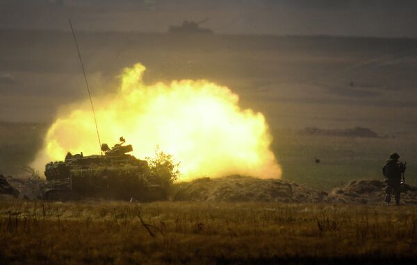 Танк Т-72Б3 во время основного этапа стратегического командно-штабного учения Центр-2019 на полигоне Донгуз Танк Т-72Б3 во время основного этапа стратегического командно-штабного учения Центр-2019 на полигоне Донгуз