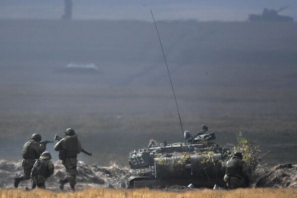 Танк Т-72Б3 во время основного этапа стратегического командно-штабного учения Центр-2019 на полигоне Донгуз Танк Т-72Б3 во время основного этапа стратегического командно-штабного учения Центр-2019 на полигоне Донгуз