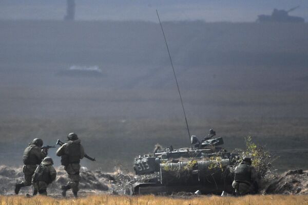 Танк Т-72Б3 во время основного этапа стратегического командно-штабного учения Центр-2019 на полигоне Донгуз Танк Т-72Б3 во время основного этапа стратегического командно-штабного учения Центр-2019 на полигоне Донгуз