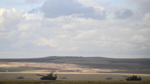 Танки Т-72Б3 во время основного этапа стратегического командно-штабного учения Центр-2019 на полигоне Донгуз Танки Т-72Б3 во время основного этапа стратегического командно-штабного учения Центр-2019 на полигоне Донгуз
