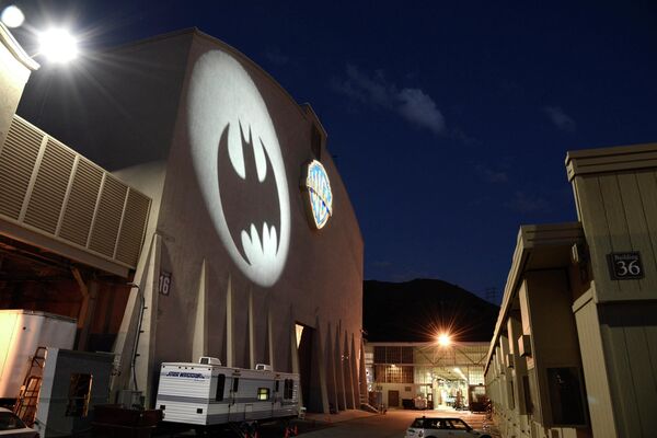 Bat-Signal освещает студию Warner Bros Bat-Signal освещает студию Warner Bros