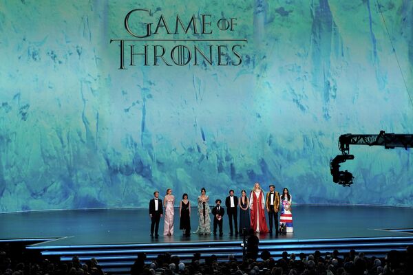 Актерский состав Игры престолов на церемонии вручения премии Эмми в Лос-Анджелесе Актерский состав Игры престолов на церемонии вручения премии Эмми в Лос-Анджелесе