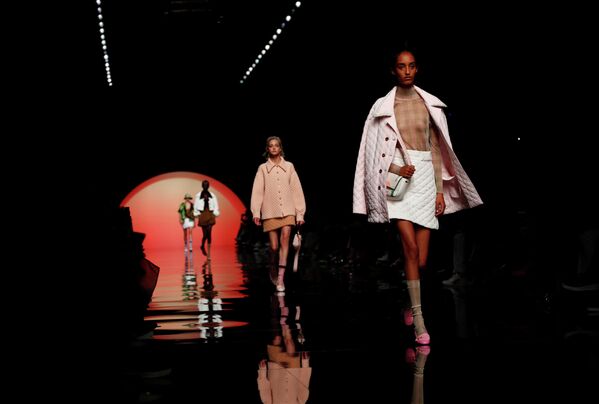 Модели во время показа коллекции Emporio Armani на Неделе моды в Милане Модели во время показа коллекции Emporio Armani на Неделе моды в Милане