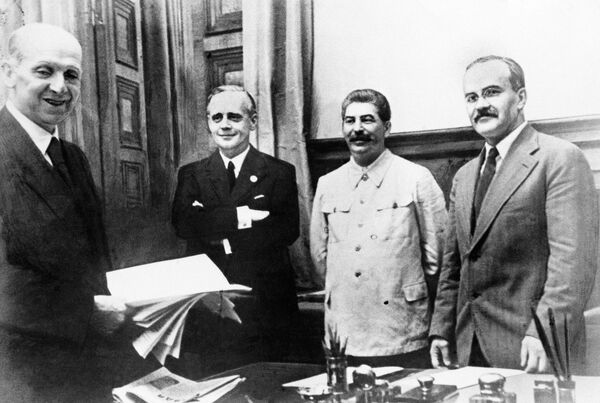 Фридрих Гаусс, Иоахим фон Риббентроп, Иосиф Сталин и Вячеслав Молотов после подписания договора о ненападении между Германией и Советским Союзом Фридрих Гаусс, Иоахим фон Риббентроп, Иосиф Сталин и Вячеслав Молотов после подписания договора о ненападении между Германией и Советским Союзом