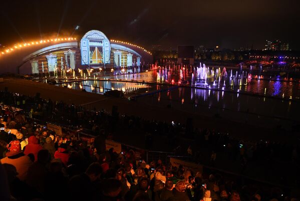 Световое шоу на закрытии фестиваля Круг света 2019 в Москве Световое шоу на закрытии фестиваля Круг света 2019 в Москве