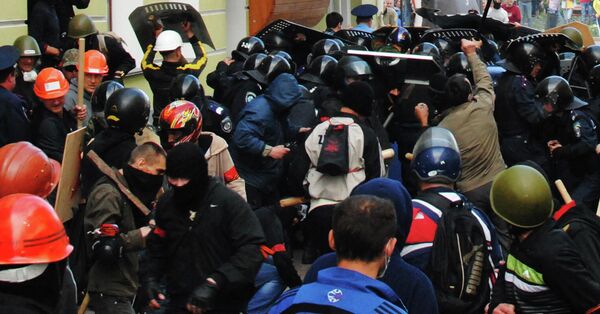 Кордон милиции между сторонниками Антимайдана и украинскими националистами в Одессе. 2 мая 2014 Кордон милиции между сторонниками Антимайдана и украинскими националистами в Одессе. 2 мая 2014