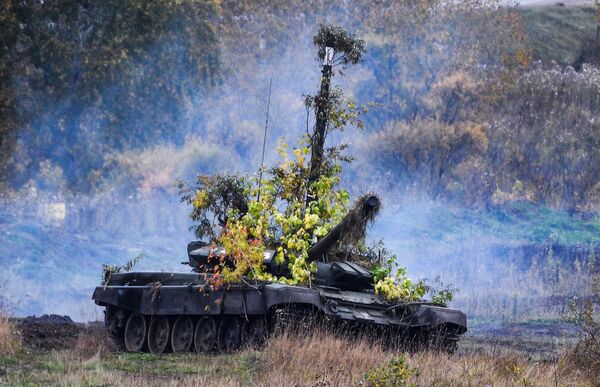 Танк Т-72Б3 на полигоне Юргинский в Кемеровской области во время стратегических командно-штабных учений Центр-2019 Танк Т-72Б3 на полигоне Юргинский в Кемеровской области во время стратегических командно-штабных учений Центр-2019