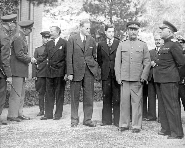 Тегеранская конференция. Иосиф Сталин с переводчиком Валентином Бережковым (второй и третий справа). 1943 год Тегеранская конференция. Иосиф Сталин с переводчиком Валентином Бережковым (второй и третий справа). 1943 год
