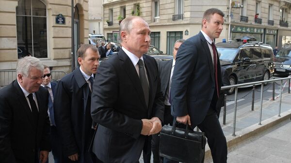 Президент РФ В. Путин перед началом траурной церемонии прощания с бывшим президентом Франции Жаком Шираком у церкви Сен-Сюльпис Президент РФ В. Путин перед началом траурной церемонии прощания с бывшим президентом Франции Жаком Шираком у церкви Сен-Сюльпис