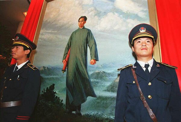 Охрана у картины Мао идет в Аньюн (Chairman Mao Goes to Anyuan) Охрана у картины Мао идет в Аньюн (Chairman Mao Goes to Anyuan)