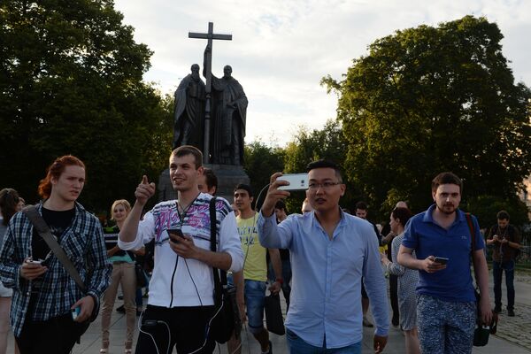 Игроки в Pokemon Go в Ильинском сквере в Москве Игроки в Pokemon Go в Ильинском сквере в Москве