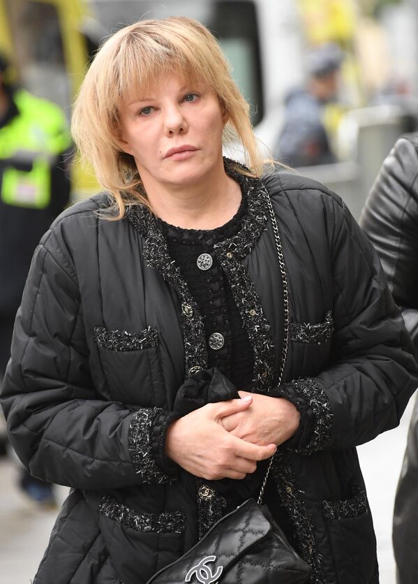 Дочь Марка Захарова, актриса Александра Захарова возле здания театра Ленком в Москве, где проходит церемония прощания с режиссером Марком Захаровым Дочь Марка Захарова, актриса Александра Захарова возле здания театра Ленком в Москве, где проходит церемония прощания с режиссером Марком Захаровым