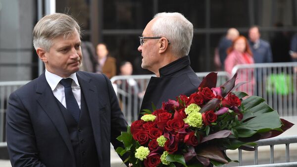 Министр правительства Москвы, руководитель Департамента культуры города Москвы Александр Кибовский и председатель комиссии Мосгордумы по культуре, актер Евгений Герасимов у здания театра Ленком, где проходит церемония прощания с режиссером Марком Захаровым Министр правительства Москвы, руководитель Департамента культуры города Москвы Александр Кибовский и председатель комиссии Мосгордумы по культуре, актер Евгений Герасимов у здания театра Ленком, где проходит церемония прощания с режиссером Марком Захаровым