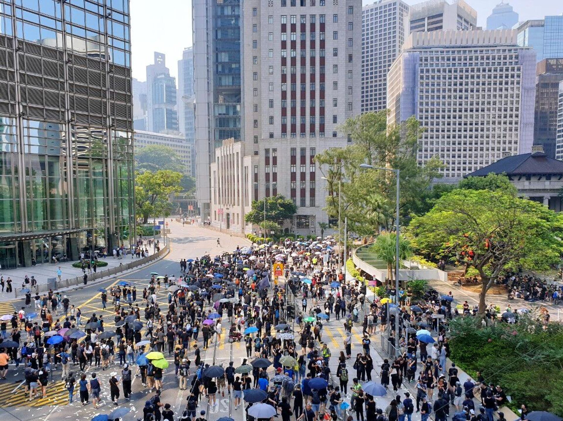 Дома в гонконге с окнами для драконов. Гонконг 15 15. Башня icc гонконг. Экономика гонконга. Гонг на судне.