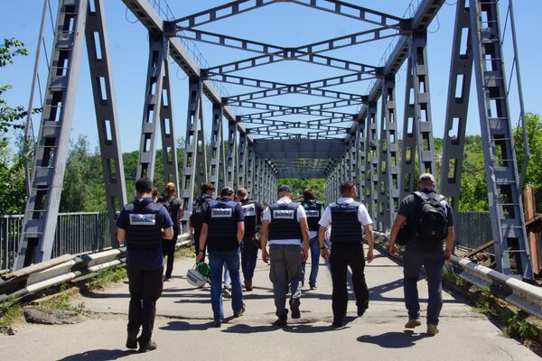 Представители ОБСЕ в районе пропускного пункта Станица Луганская Представители ОБСЕ в районе пропускного пункта Станица Луганская