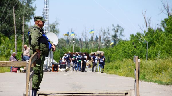 Военнослужащий ЛНР в районе пропускного пункта Станица Луганская Военнослужащий ЛНР в районе пропускного пункта Станица Луганская