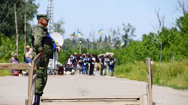 Военнослужащий ЛНР в районе пропускного пункта Станица Луганская Военнослужащий ЛНР в районе пропускного пункта Станица Луганская