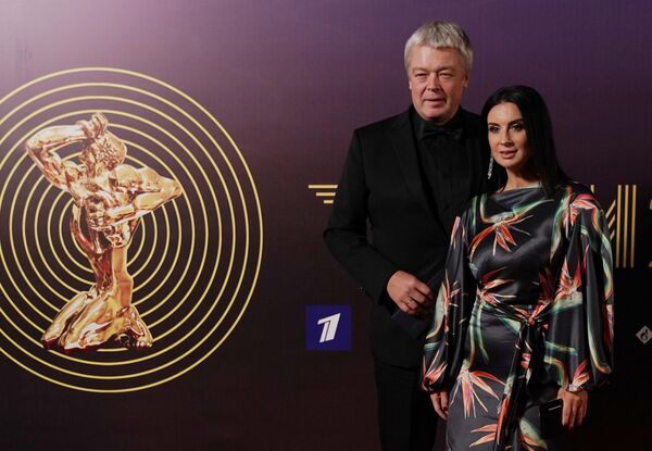 Режиссер и продюсер Александр Стриженов и его супруга актриса и телеведущая Екатерина Стриженова перед началом церемонии вручения премии ТЭФИ - 2019 в номинации Вечерний прайм в Московском театре мюзикла Режиссер и продюсер Александр Стриженов и его супруга актриса и телеведущая Екатерина Стриженова перед началом церемонии вручения премии ТЭФИ - 2019 в номинации Вечерний прайм в Московском театре мюзикла