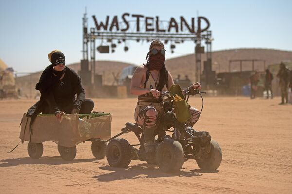 Участницы фестиваля Wasteland Weekend в пустыне Мохаве, США Участницы фестиваля Wasteland Weekend в пустыне Мохаве, США