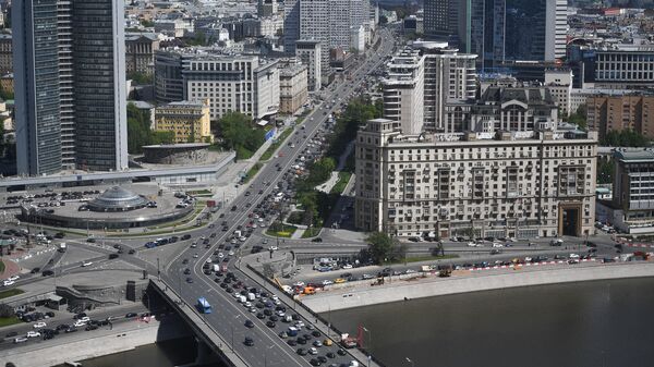 Автомобильное движение на Новом Арбате в Москве. Слева - здание Правительства Москвы Автомобильное движение на Новом Арбате в Москве. Слева - здание Правительства Москвы