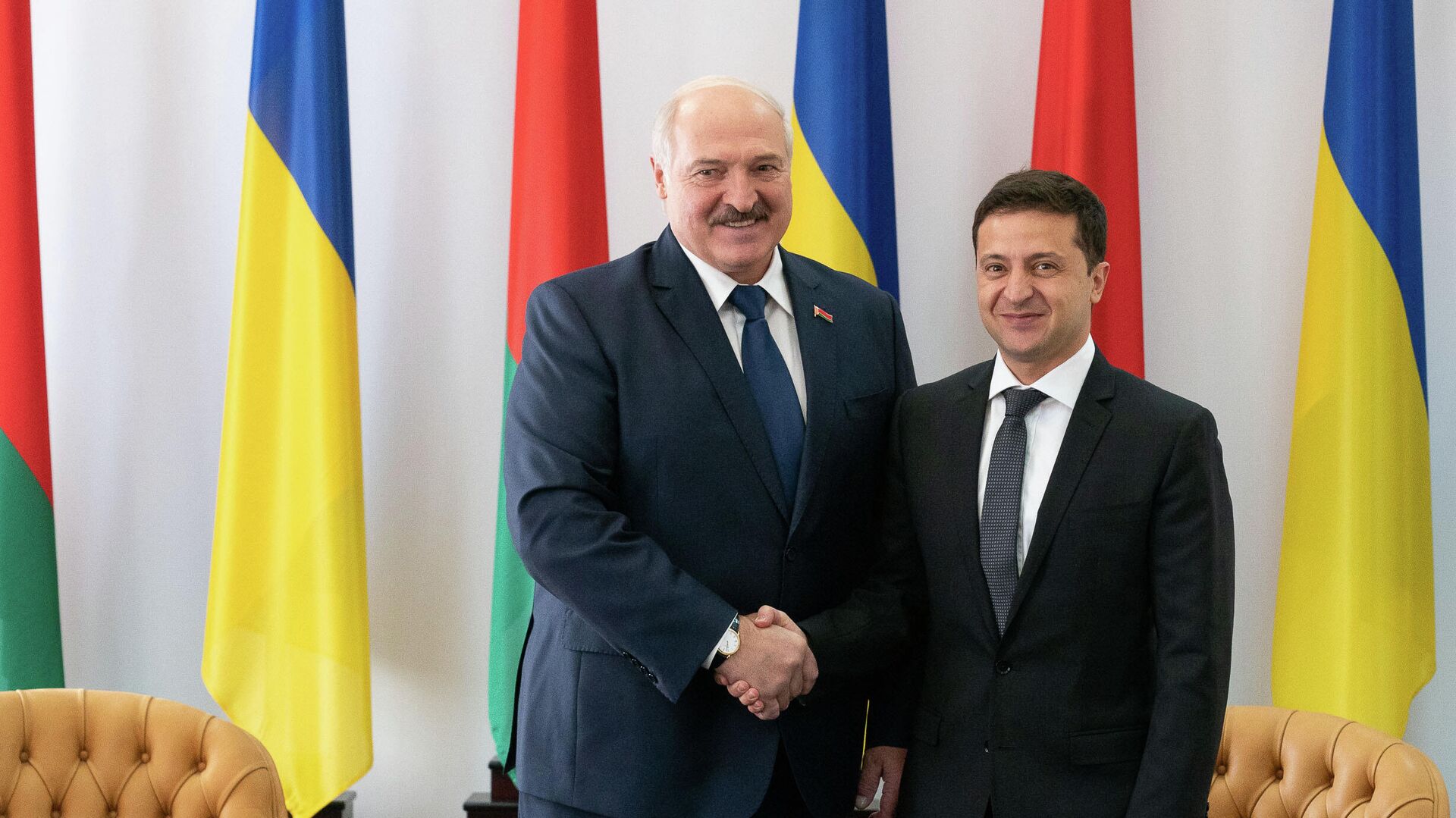 Александр Лукашенко и Владимир Зеленский во время встречи в Житомире Александр Лукашенко и Владимир Зеленский во время встречи в Житомире - РИА Новости, 1920, 29.05.2021