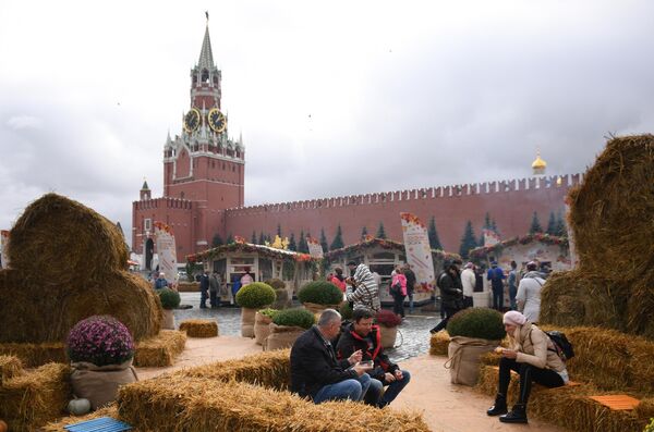Посетители фестиваля Золотая осень на Красной площади Посетители фестиваля Золотая осень на Красной площади