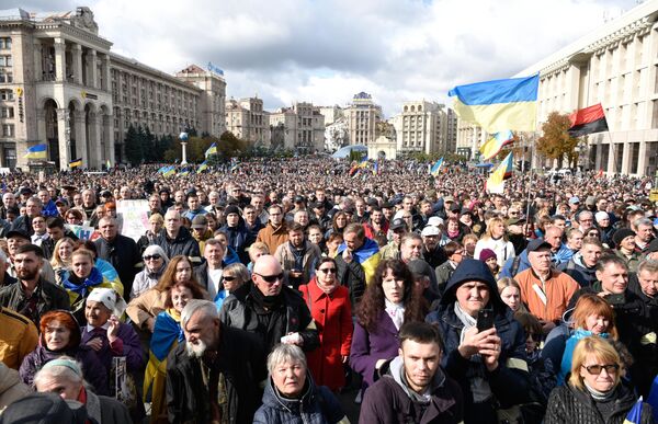 Участники акции Нет Капитуляции против согласования Киевом формулы Штайнмайера по урегулированию в Донбассе на площади Независимости в Киеве Участники акции Нет Капитуляции против согласования Киевом формулы Штайнмайера по урегулированию в Донбассе на площади Независимости в Киеве
