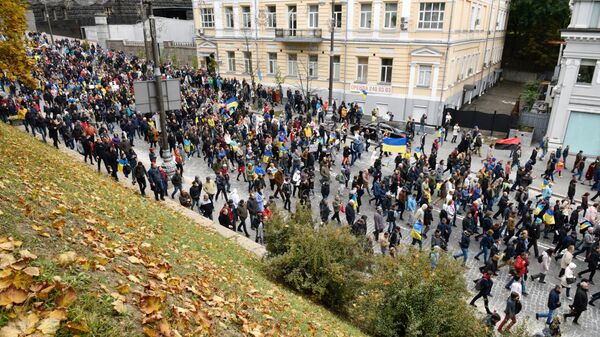 Участники акции Нет Капитуляции против согласования Киевом формулы Штайнмайера по урегулированию в Донбассе на площади Независимости в Киеве Участники акции Нет Капитуляции против согласования Киевом формулы Штайнмайера по урегулированию в Донбассе на площади Независимости в Киеве