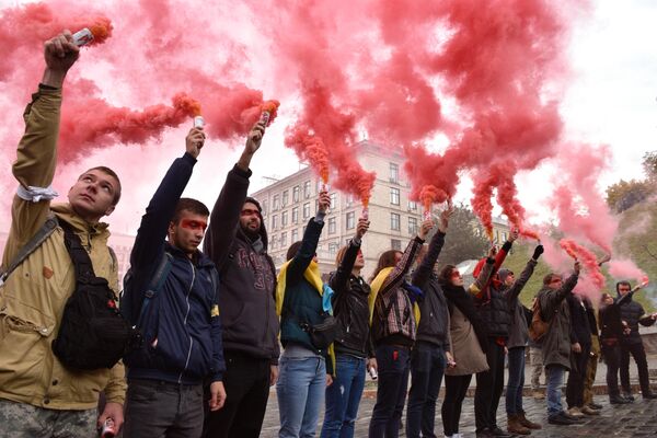 Участники акции Нет Капитуляции против согласования Киевом формулы Штайнмайера по урегулированию в Донбассе на площади Независимости в Киеве Участники акции Нет Капитуляции против согласования Киевом формулы Штайнмайера по урегулированию в Донбассе на площади Независимости в Киеве